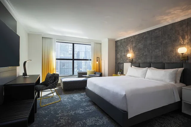 غرفة بسرير كينج بإطلالة على المدينة، Renaissance New York Times Square Hotel 1/1