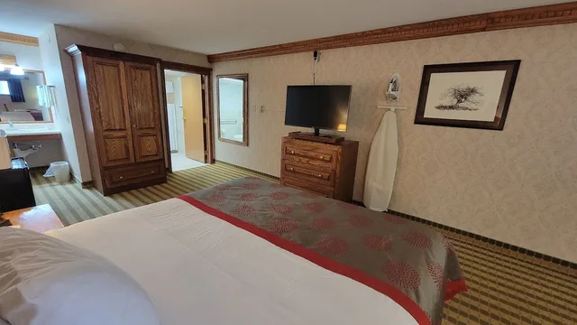 غرفة قياسية بسرير كينج لذوي الإعاقة، Ramada by Wyndham Saginaw Hotel and Suites 3/5