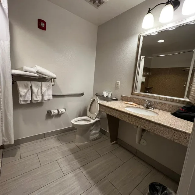 جناح بسرير كينج بغرفة نوم واحدة مع أريكة، Comfort Inn & Suites Concord (Kannapolis) 8/9