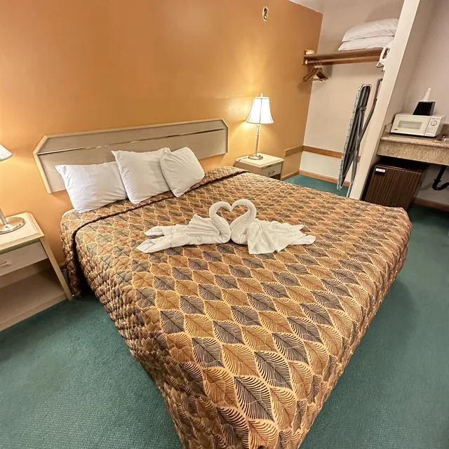 غرفة ديلوكس بسرير كينج بجاكوزي، Timberland Inn & Suites 5/10