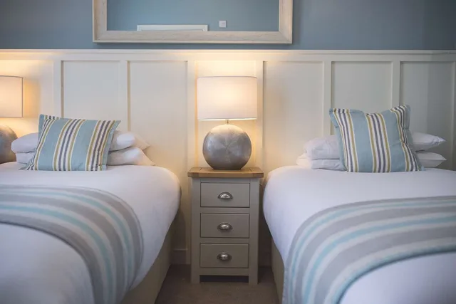 غرفة قياسية بسريرين منفصلين، George Hotel, BW Signature Collection 1/2