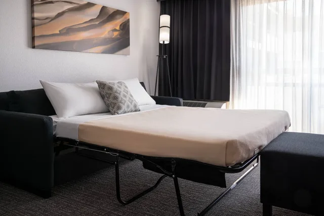 غرفة بسرير كينج مع أريكة، Courtyard by Marriott Rancho Cordova Sacramento 5/10