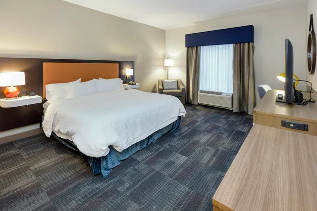 غرفة بسرير كينج، Hampton Inn & Suites Morgantown / University Town Centre 2/3