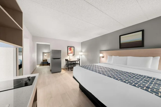 جناح بسريرين كينج بمطبخ صغير، Clarion Inn & Suites and Convention Center 2/4