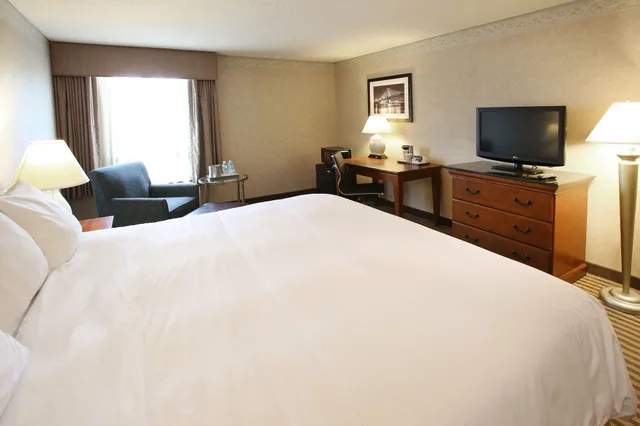 غرفة بسرير كينج، Radisson Hotel Philadelphia Northeast 7/10