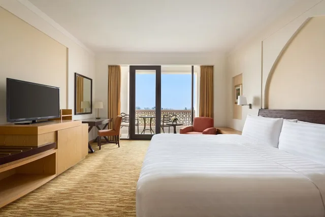 غرفة ديلوكس بسريرين منفصلين بإطلالة على البحر، Hilton Muscat Al Bandar 2/5