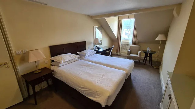 غرفة قياسية بسريرين منفصلين بإطلالة على المدينة، St Georges Hotel 5/10