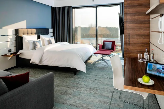 غرفة بزنس بسرير مزدوج مع أريكة، Airport Plaza Hotel Hamburg 1/8