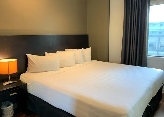 شقة بسرير كينج وسرير كوين وسريرين فرديين بـ4 غرف نوم بمطبخ صغير، Auckland City Hotel 3/10