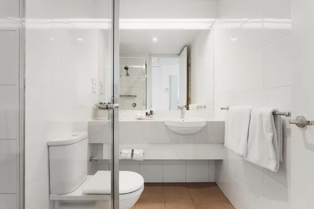 غرفة قياسية بسرير كينج بإطلالة على البحيرة، Mercure Melbourne Albert Park 5/7