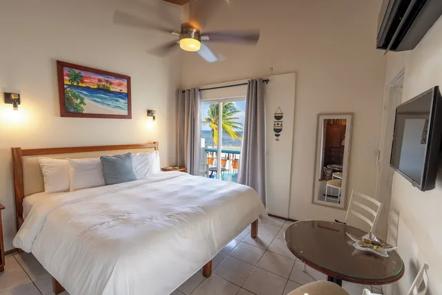 غرفة بسرير كينج بإطلالة على البحر بشرفة، Mata Rock Resort 3/10