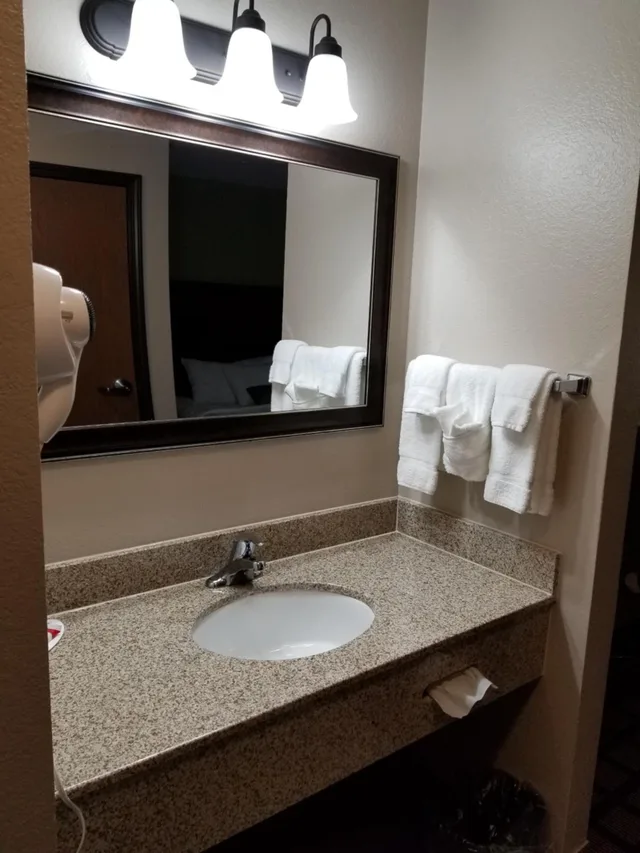 جناح بسرير كينج بغرفة نوم واحدة مع أريكة، Baymont By Wyndham Oacoma 1/2