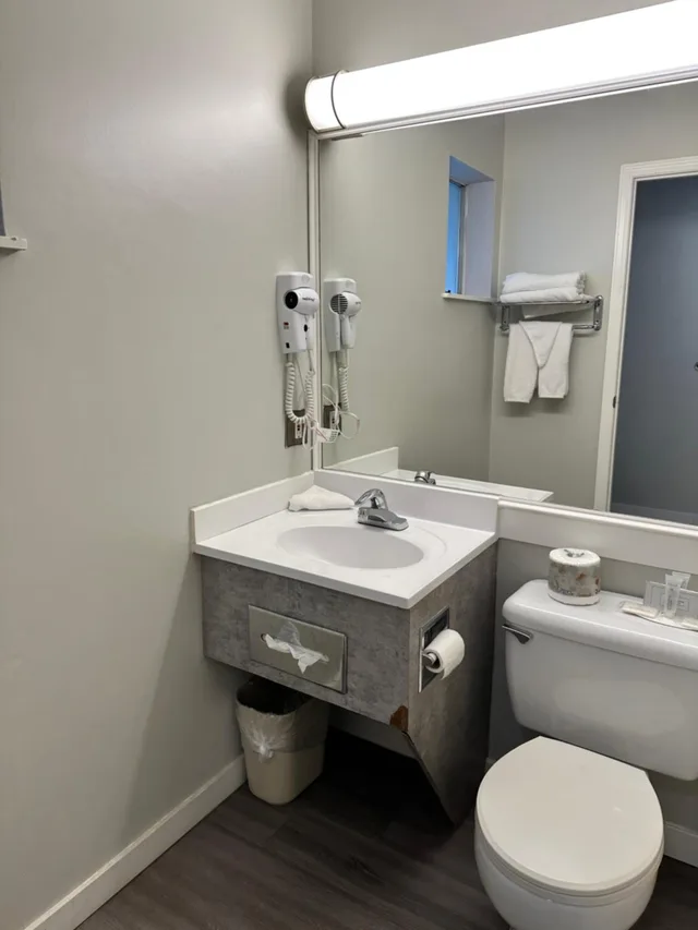 جناح بزنس بسريرين كوين مع أريكة، Travelodge by Wyndham Langley 9/10