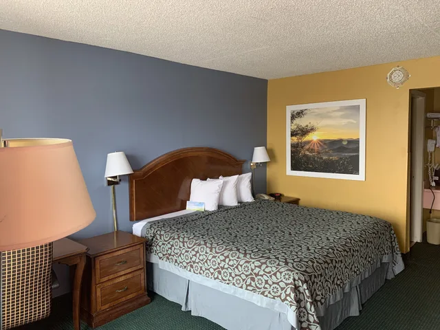 غرفة بسرير كينج، Days Inn by Wyndham Jonesboro AR 2/4