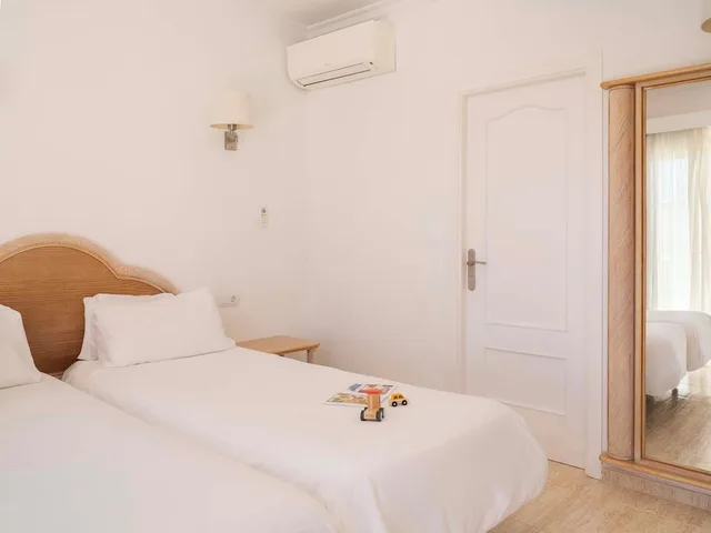 شقة بسريرين منفصلين بشرفة بغرفتي نوم مع أريكة، Ona Village Cala D Or 1/10