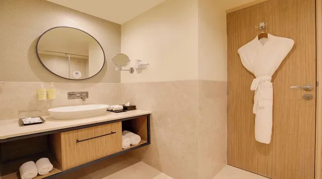 Executive, Suite, King Bed, Lemon Tree Hotel Chinchwad Pune 6/6