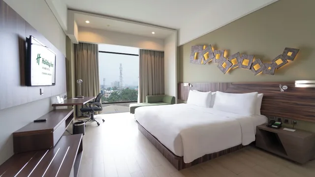 غرفة قياسية بسرير كينج بإطلالة على المدينة بحوض استحمام، Holiday Inn Cikarang Jababeka 5/10