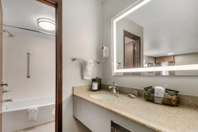 غرفة بسرير كينج للمدخنين، Best Western Red Carpet Inn 4/4