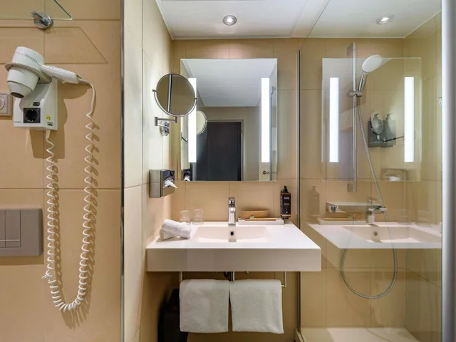 غرفة بريفيليج بسرير كينج مع أريكة، Mercure Hotel Hannover City 4/4