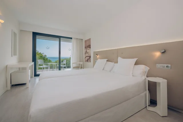 غرفة بسريرين منفصلين بإطلالة على الحديقة بشرفة، Iberostar Waves Cala Millor - Adults Only 2/7