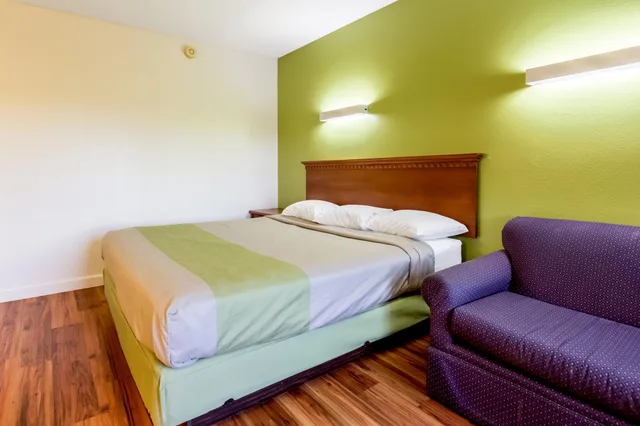 غرفة قياسية بسرير كينج، Motel6 Springfield, OH 1/6