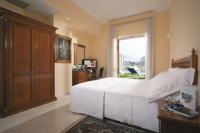 غرفة سوبيريور بسرير مزدوج، Majestic Palace Sorrento, Curio Collection by Hilton 4/6