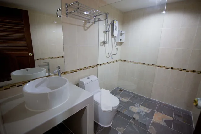 Deluxe, Double Bed, Lateral Side Sea View، The Beach Front Resort Pattaya 7/8