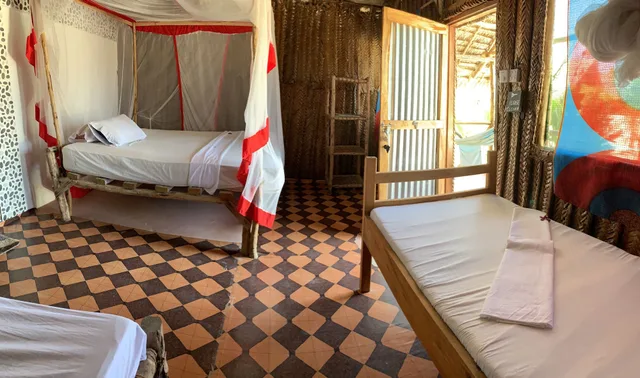 غرفة ثلاثية بسرير مزدوج وسرير فردي، Jambo Beach Bungalows - Hostel 1/2
