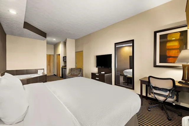 غرفة بسرير كينج بحوض جاكوزي، Sonesta Essential Indianapolis Airport 1/4
