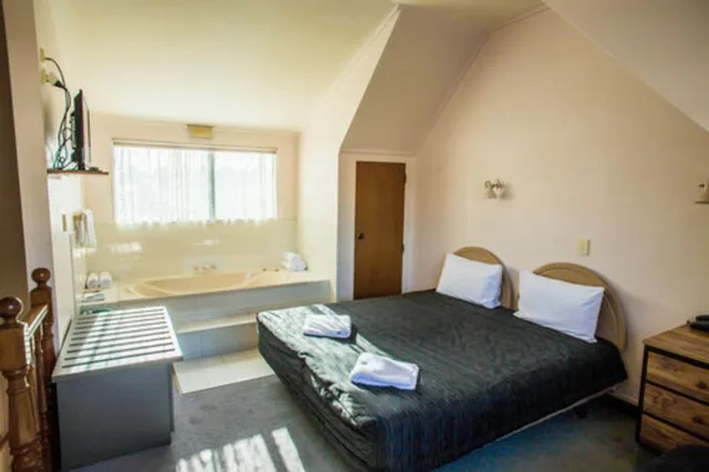 Family, Unit Bath, Large، Bennetts Thermal Pools Motor Inn 3/5