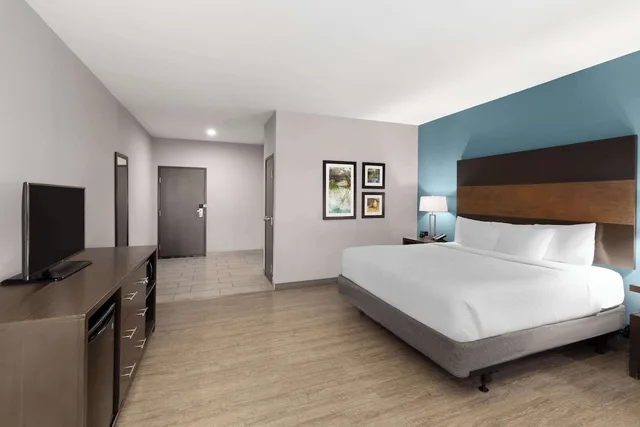 غرفة بسرير كينج لذوي الإعاقة، La Quinta Inn and Suites by Wyndham Cullman 1/10