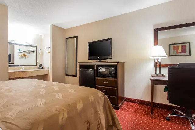 Room, King Bed, Accessible, Quality Inn Mount Airy Mayberry 5/7
