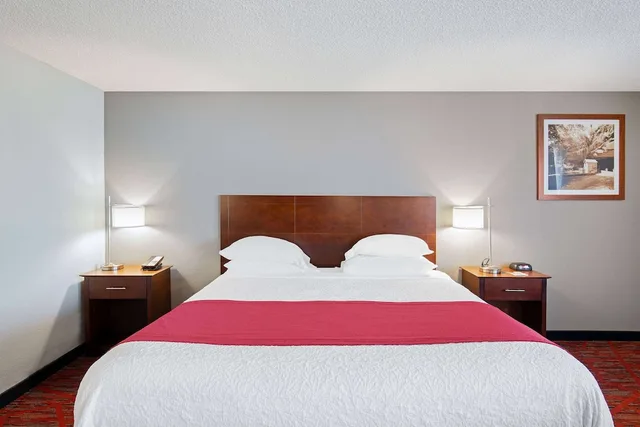 غرفة بسرير كينج لذوي الإعاقة، Ramada By Wyndham Bowling Green 2/7