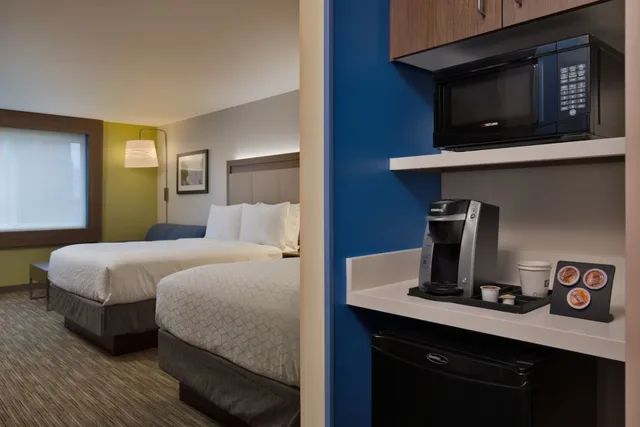 Standard, Double Bed, Holiday Inn Express Suites Portland Airport Cascade Stn 7/7