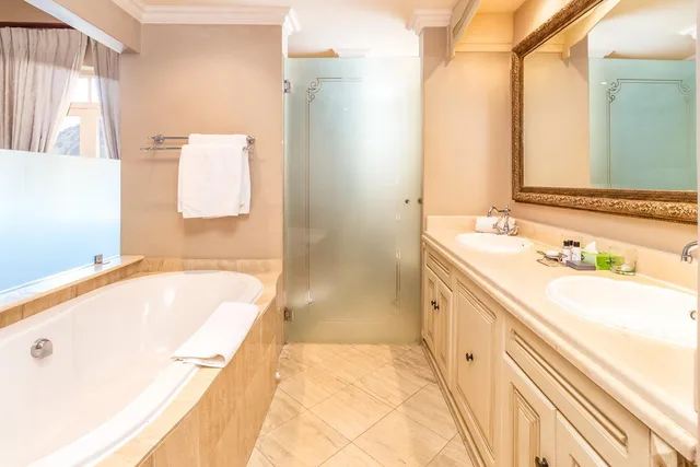 فيلا بإطلالة على البحيرة بغرفتي نوم، L Ermitage Franschhoek Chateau Villas 6/6