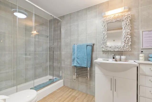 غرفة كلاسيكية بسرير كينج بإطلالة على الحديقة، Coach Guest House 3/5