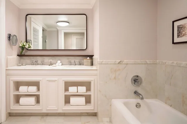 جناح تنفيذي بسرير كينج بغرفة نوم واحدة مع أريكة، The Ritz Carlton Orlando Grande Lakes 4/5