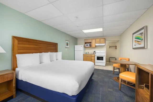 Studio, King Bed, Sofa, Kitchenette, Beachside Resort 2/7