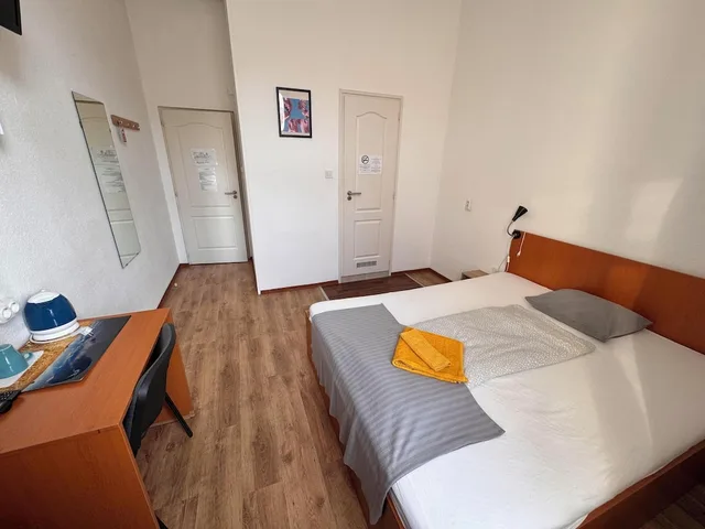 غرفة بسرير مزدوج أو سريرين منفصلين، Omega Guesthouse Budapest 1/9