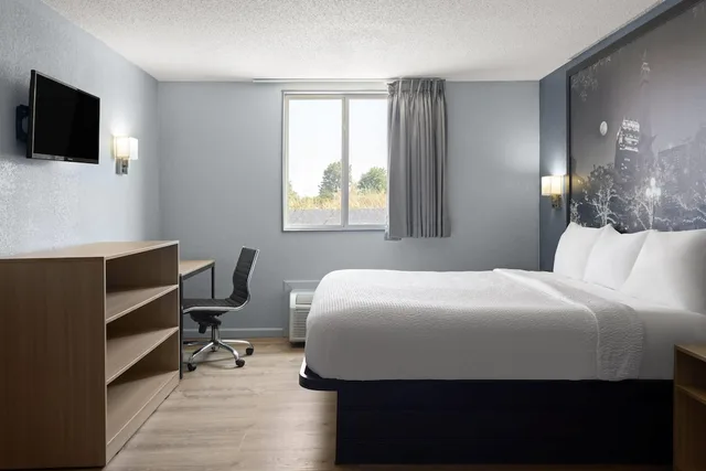 غرفة بسرير كينج لذوي الإعاقة، Super 8 by Wyndham Fort Wayne 3/7