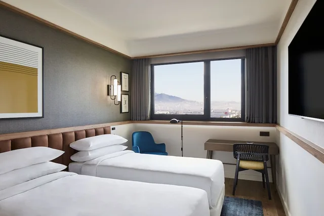 غرفة بسريرين منفصلين بإطلالة على المدينة، Four Points by Sheraton Barcelona Airport 1/7