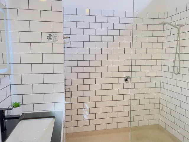 غرفة بسرير كينج بإطلالة على البحر بشرفة، Sandpiper Motel 8/8