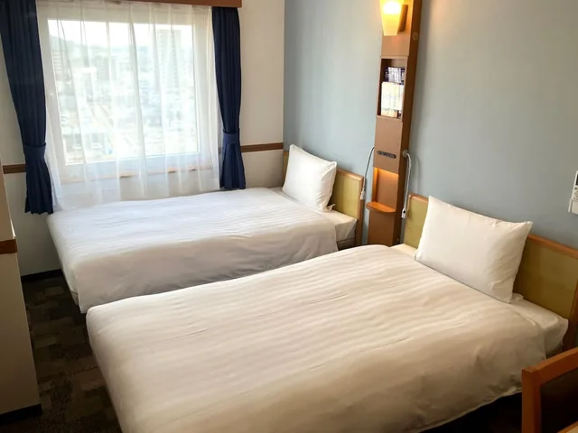 غرفة قياسية بسريرين منفصلين للمدخنين، TOYOKO INN SHIN-YAMAGUCHI-EKI SHINKANSEN-GUCHI 1/1