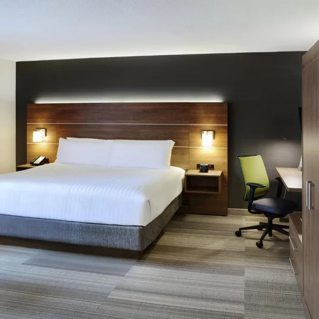 Xtra Space, Standard, King Bed، Holiday Inn Express Toronto Downtown 8/10