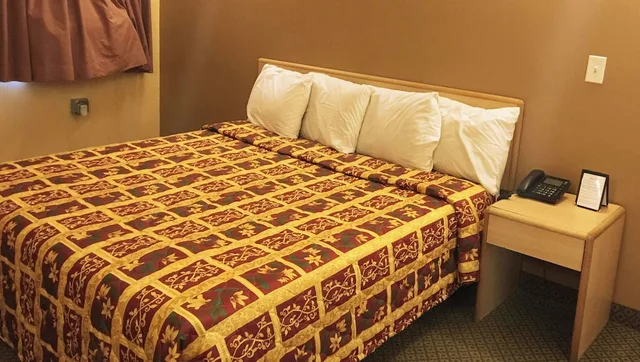 Room, Queen Bed, M Star Hotel Mansfield 6/8