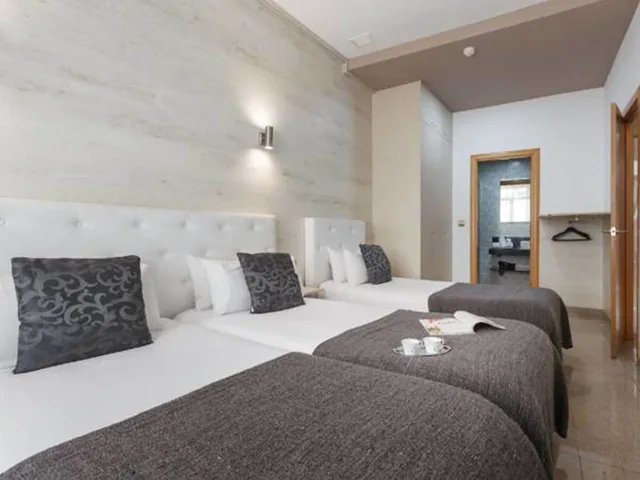 شقة بثلاثة أسرّة بإطلالة على المدينة بشرفة بغرفة نوم واحدة مع أريكة، Apartments Ramblas 108 1/2