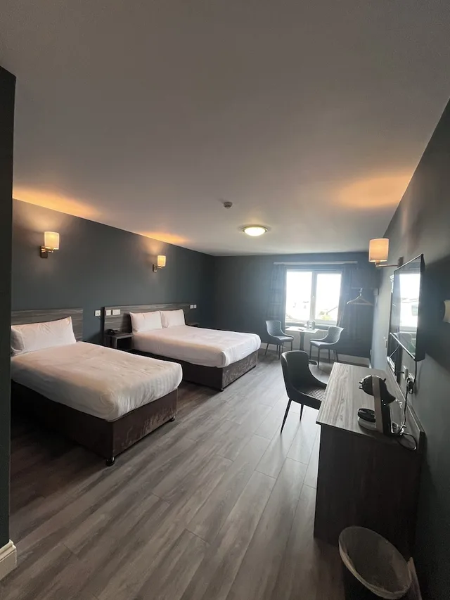 غرفة بسريرين منفصلين وسرير كينج وسرير فردي، Inn On The Coast 10/10