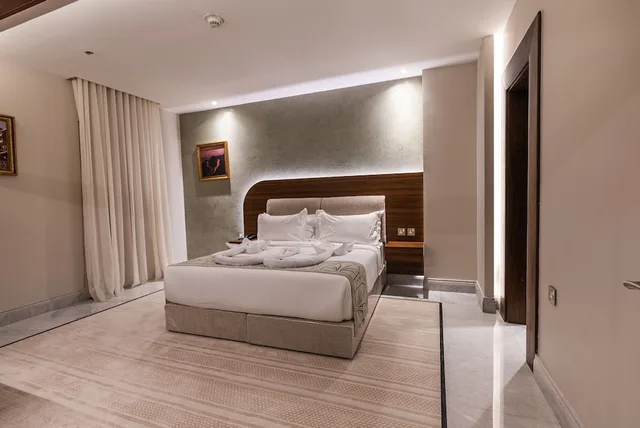 جناح سوبيريور بسرير كوين، فندق تورا(Tura Residence Olaya) 1/10