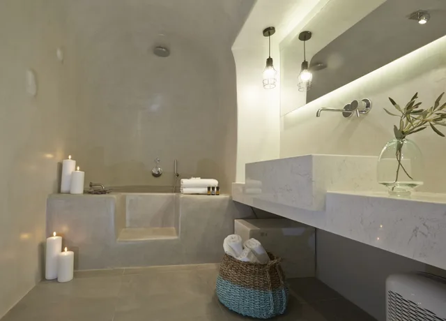 جناح غراند بسريرين منفصلين بإطلالة على البحر بشرفة بغرفتي نوم مع أريكة، Volcano View Hotel 10/10