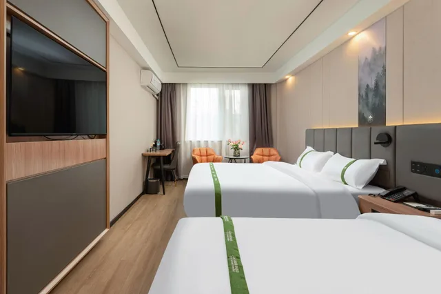 غرفة عائلية بسرير كوين وسرير فردي، GreenTree Inn Jinan Quancheng Hotel 2/2